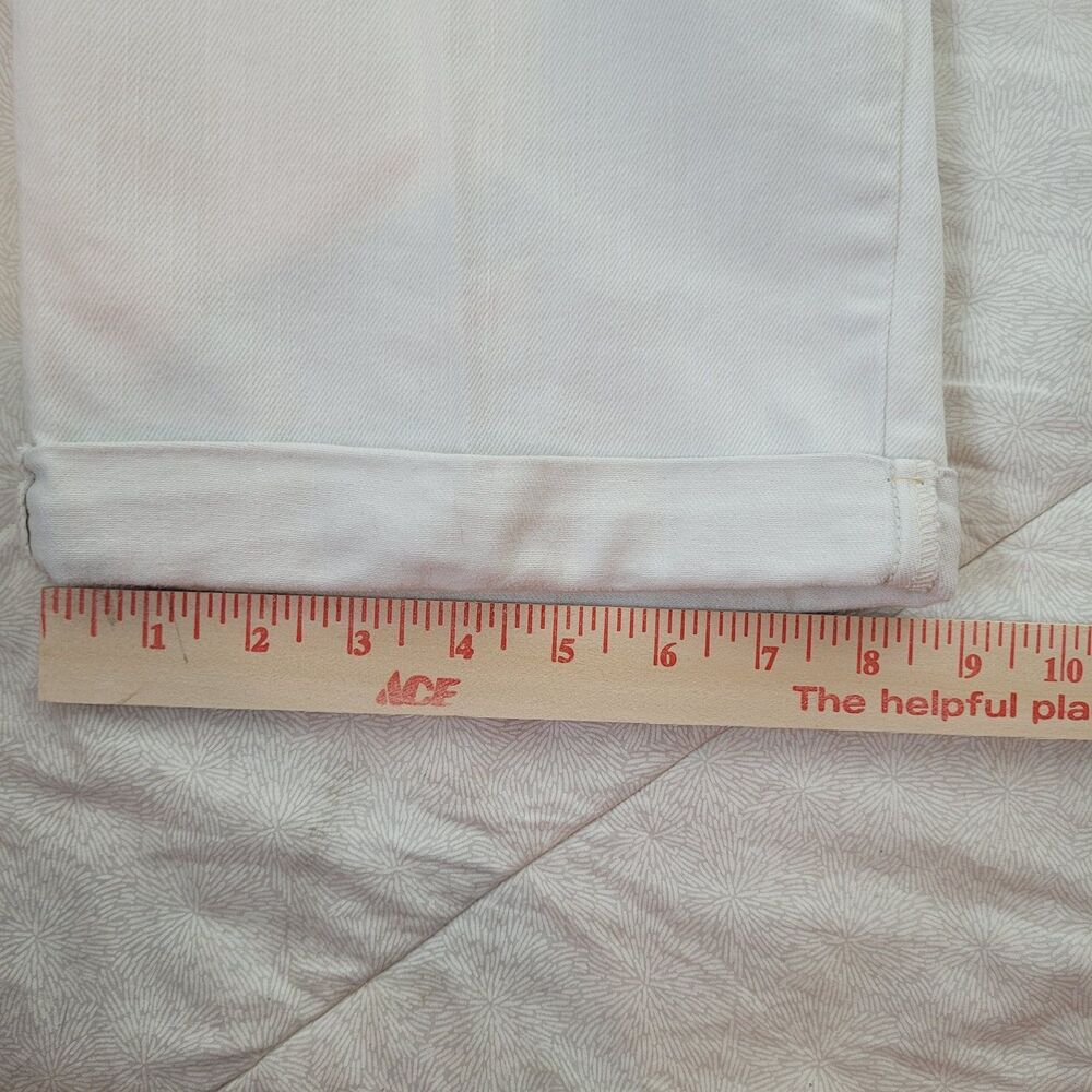 Levis Womens Sz 6 Off White Mid Rise Denim Bermuda Shorts Cuff Back Flap Pockets - Picture 6 of 10